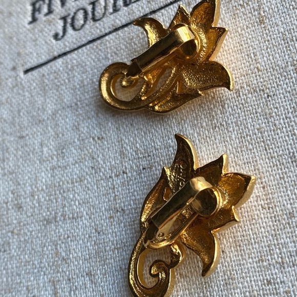 Parisian aesthetic gold tone vintage clip on earrings - Picture 10 of 13